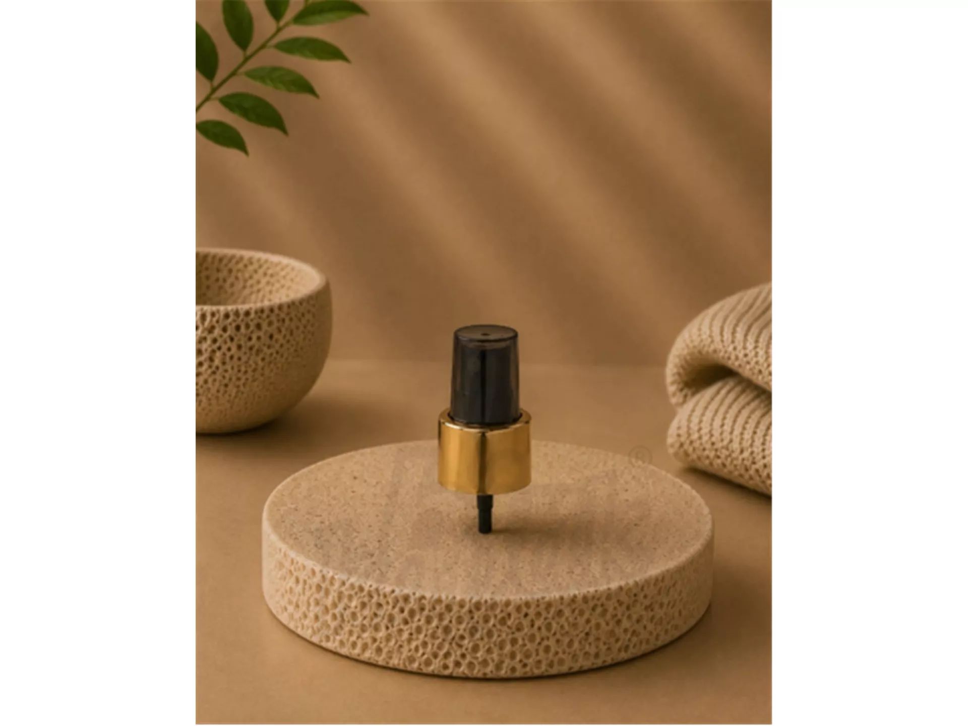 24/410 BLACK FINGER SPRAY WITH GOLD COLLAR